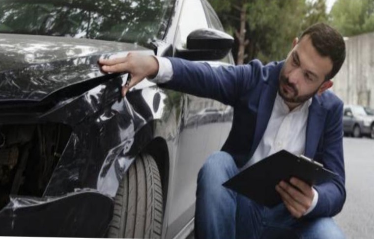 Read more about the article How much do lawyers cost for a car accident claim